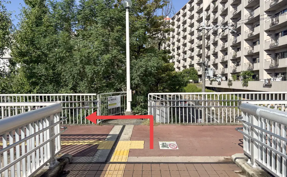 通路の突き当たりを左へ進む様子