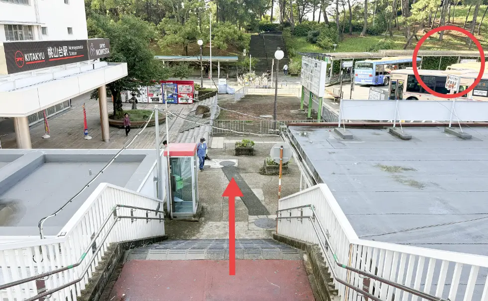 階段を上がった先のバスターミナル