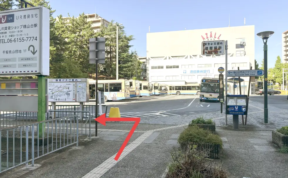 地上に出たところから見えるバスターミナル